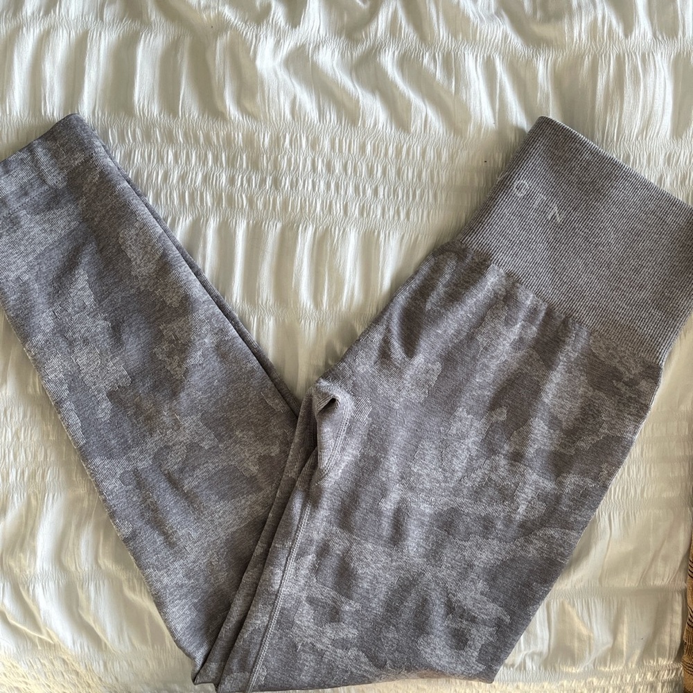 Grey camo seamless NVGTN leggings! Size medium.